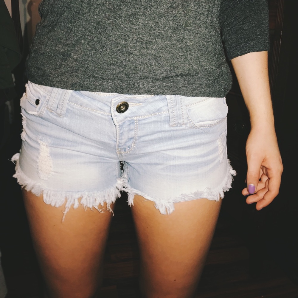 Light wash distressed denim shorts!